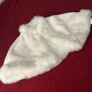 Girl’s White Faux Fur Shawl sz 8-10
